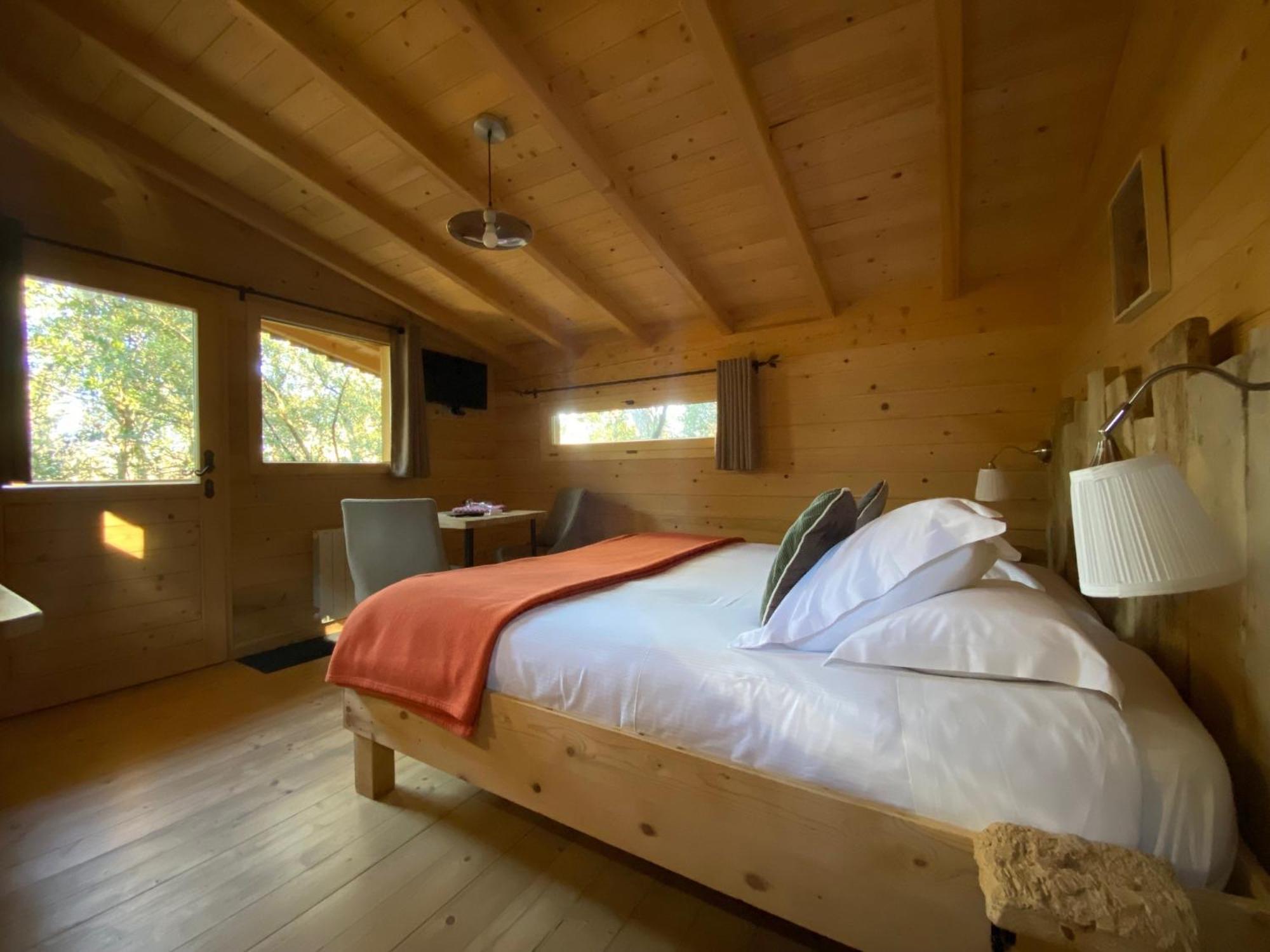 Les Cabanes Dans Les Bois Logis Hotel Villedubert Exterior photo