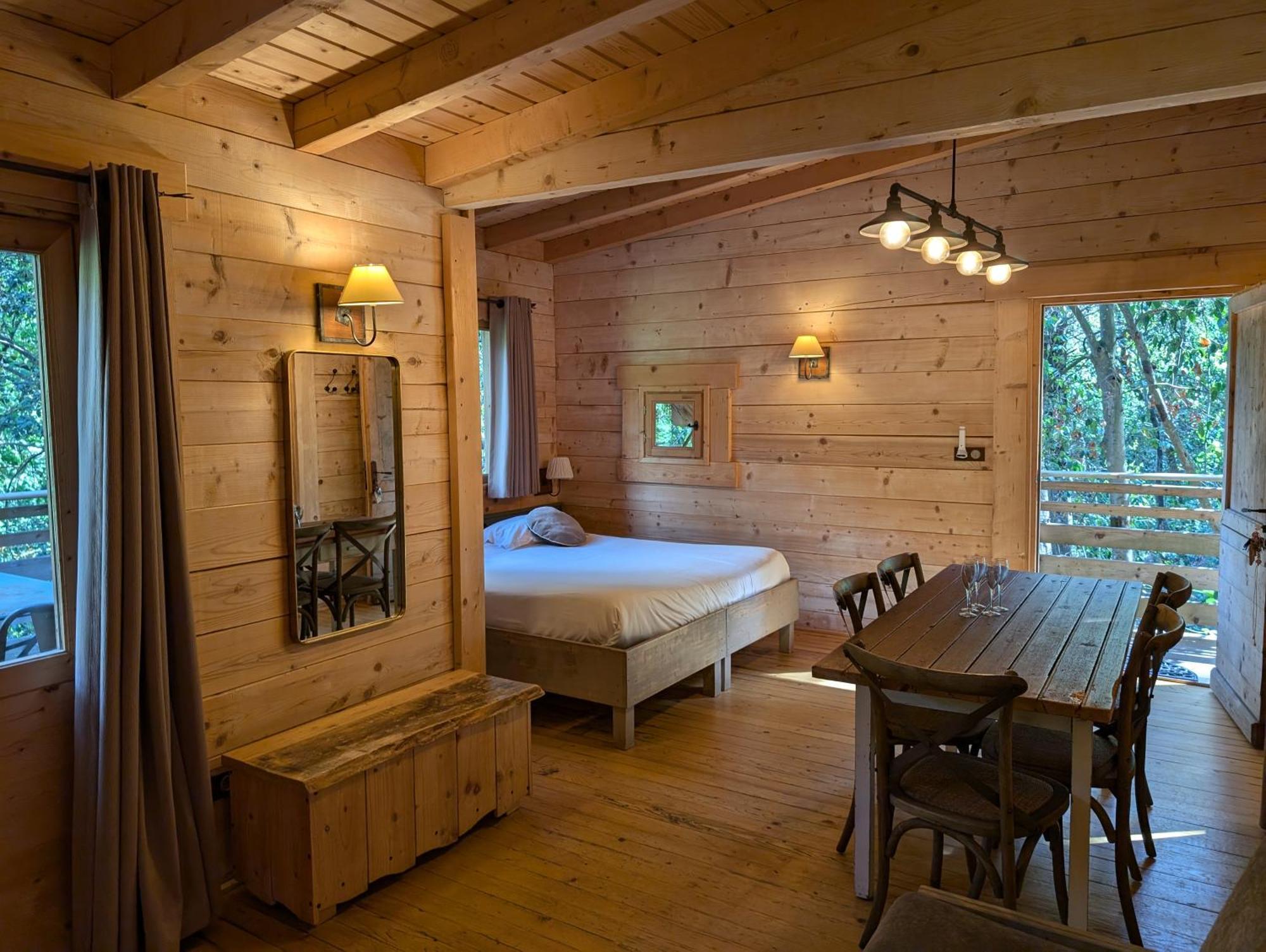 Les Cabanes Dans Les Bois Logis Hotel Villedubert Exterior photo