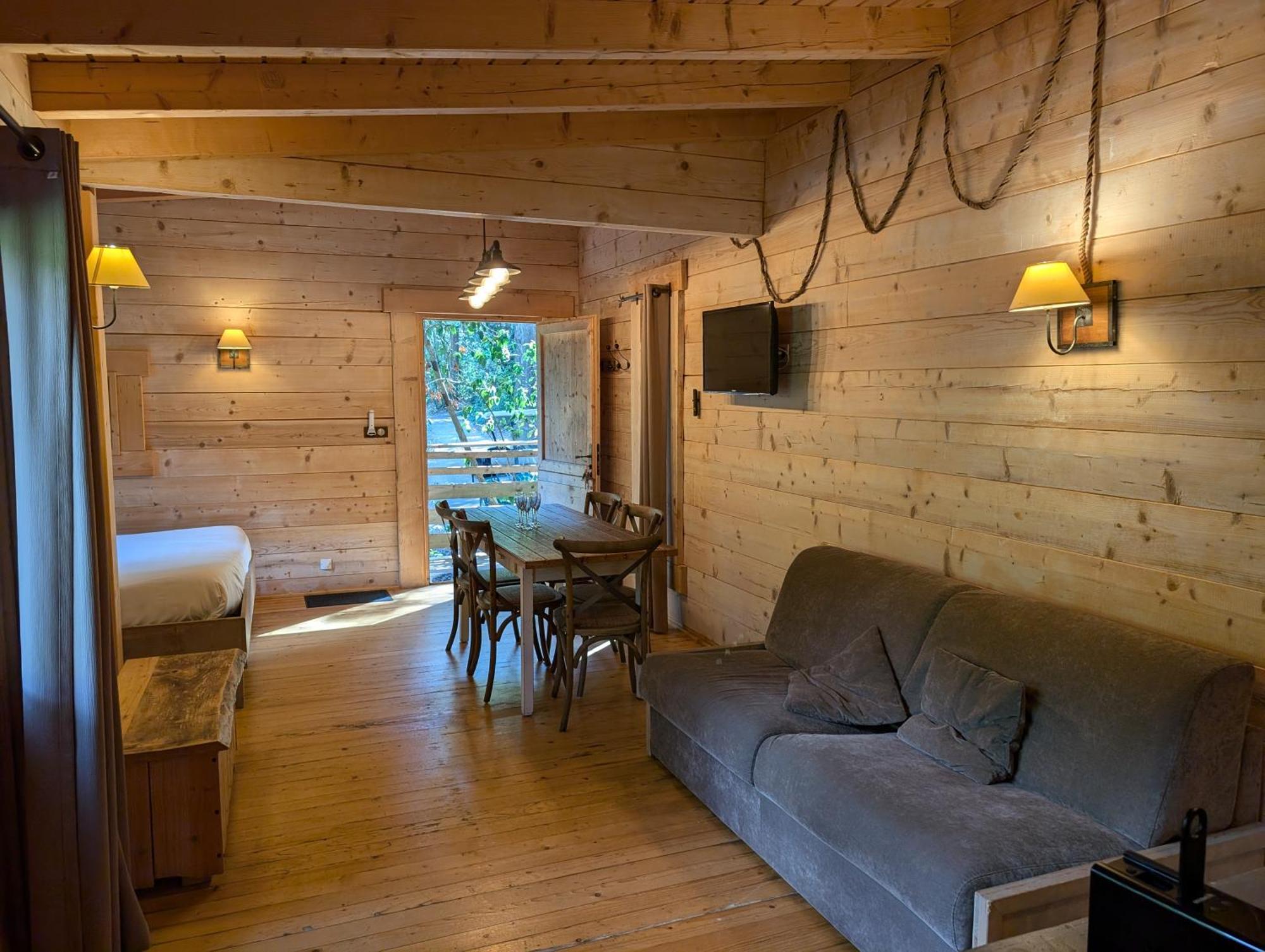 Les Cabanes Dans Les Bois Logis Hotel Villedubert Exterior photo