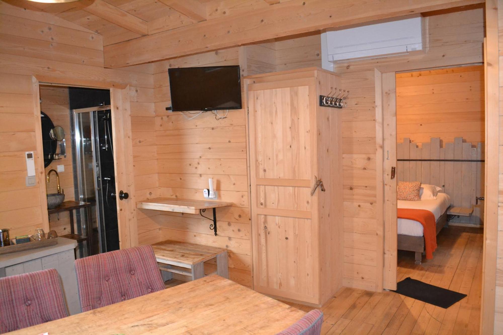 Les Cabanes Dans Les Bois Logis Hotel Villedubert Exterior photo