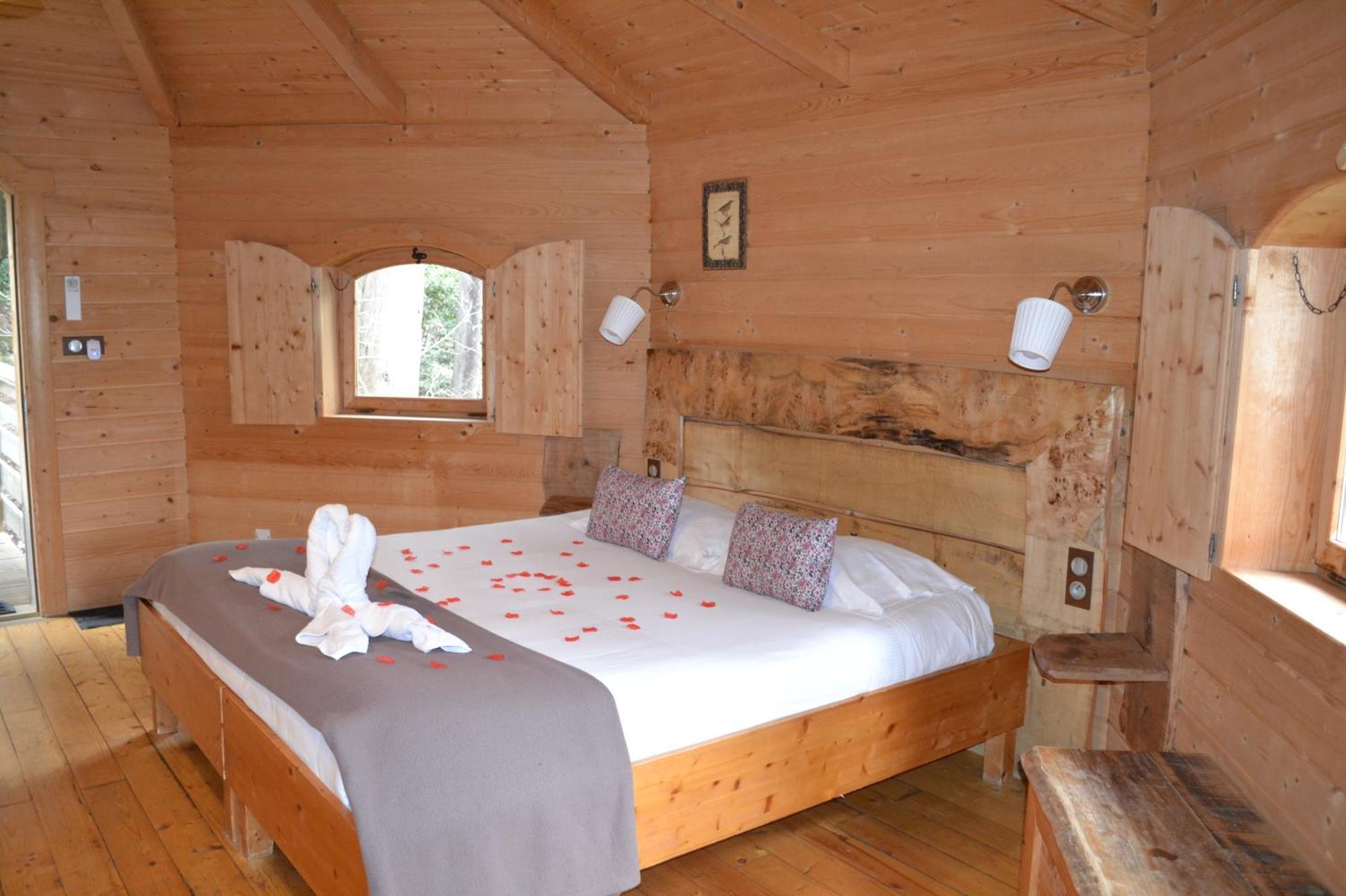 Les Cabanes Dans Les Bois Logis Hotel Villedubert Exterior photo